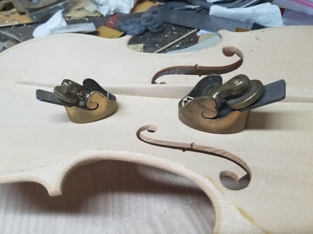 Fabrication de guitare, violon et basse